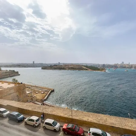 Seafront - Location, Floor With Wifi & Ac By 360 Estates