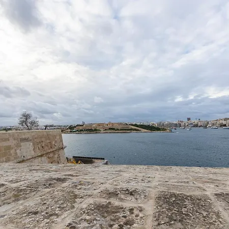 Seafront - Location, Floor With Wifi & Ac By 360 Estates